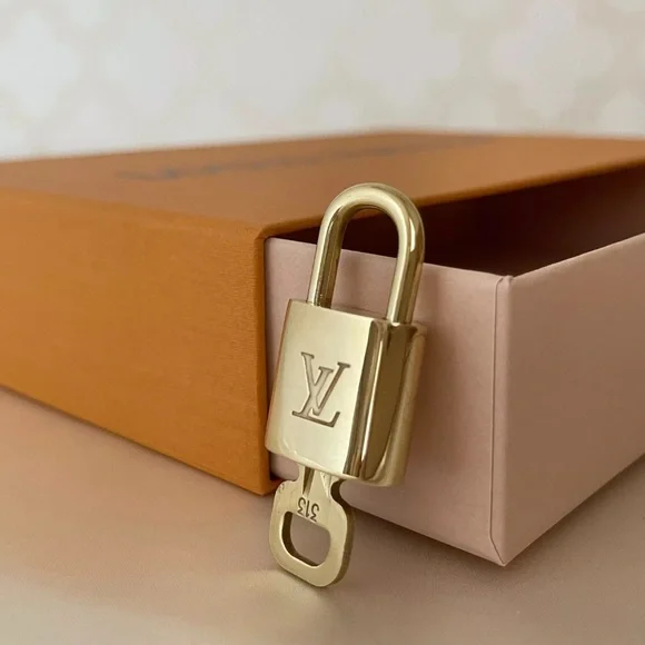 🌟LOUIS VUITTON PadLock Lock & Key Brass Gold Authentic Number (CHAIN AVAILABLE) - Picture 8 of 11